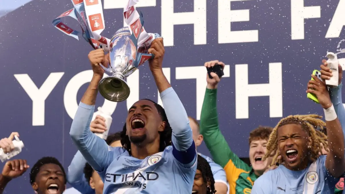 Reigan Heskey merayakan gol kemenangan Manchester City atas Manchester United di final FA Youth Cup. (X/@AttackingFooty)
