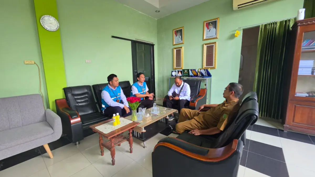 Manager Unit Layanan Pelanggan (MULP) PLN Sambas, Rio Pratama (pertama kiri) menyampaikan kepada Kepala Dinas Pertanian Kabupaten Sambas, Apriadi, S.P., M.M. (pertama kanan) bahwa pengolahan hasil pertanian dengan pemanfaatan energi listrik dinilai lebih hemat, efisien, dan ramah lingkungan.