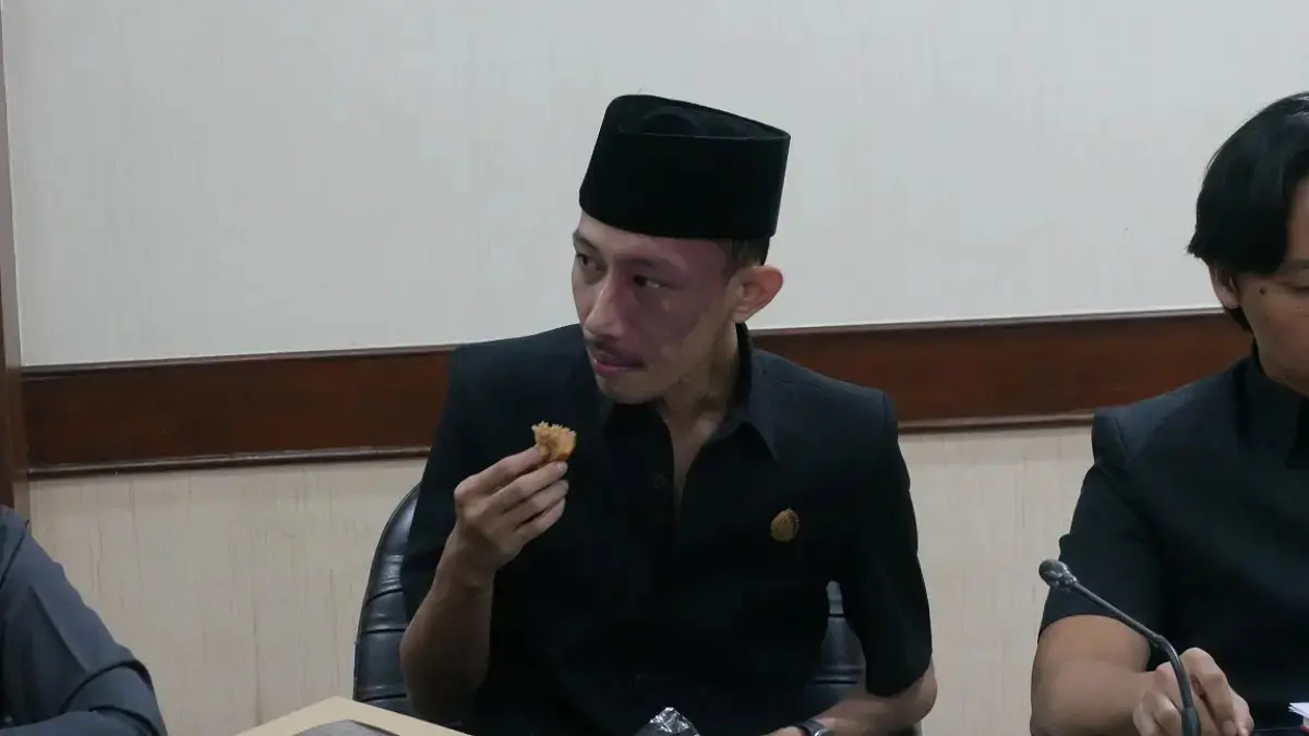 Achmad Syahri As Sidiqi, Anggota Komisi D DPRD Jember saat mengikuti RDP, Senin (11/5). Anggota dewan termuda tersebut viral, setelah videonya bermain game dan merokok saat RDP. (DOK RADAR JEMBER)