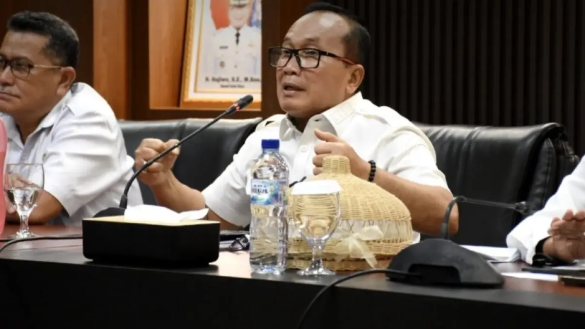 Bupati Kubu Raya Sujiwo memimpin Rapat Kolaborasi Bedah Rumah di Ruang Rapat Bupati Kubu Raya, Rabu (13/5). Rapat membahas misi kemanusiaan penanganan rumah tidak layak huni di wilayah bantaran Sungai Kapuas. (PROKOPIM KUBU RAYA)