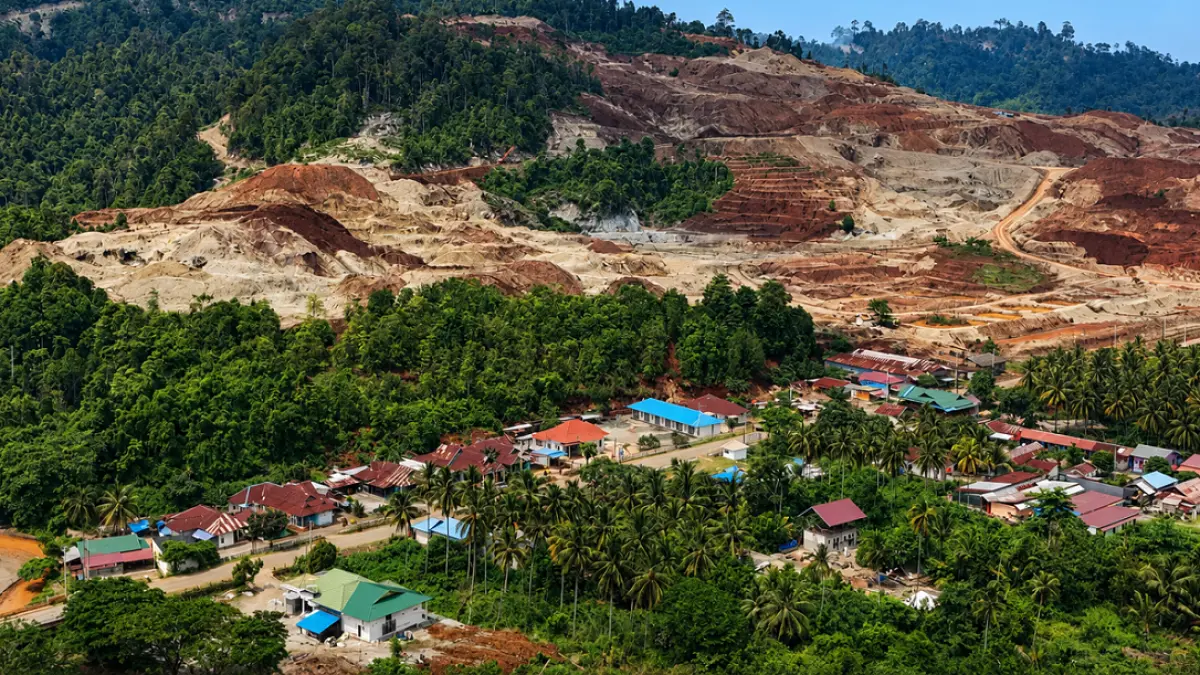 Foto udara kawasan tambang ore nikel di Desa Lalampu, Kabupaten Morowali, Sulawesi Tengah. Hasil tambang di desa tersebut selanjutnya diolah pada sejumlah smelter pada kawasan industri nikel yang ada di Morowali. (ANTARA FOTO/Mohamad Hamzah/foc.)