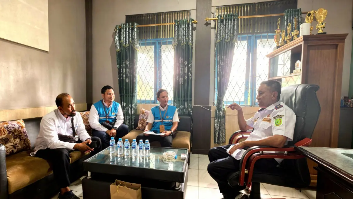 Kepala Dinas Perhubungan Kabupaten Sambas, Jalil Muhamad, S.H., M.H., (kanan) menyambut baik tindak lanjut Perjanjian Kerja Sama (PKS) sebagai wadah dalam mendukung pelayanan kepada masyarakat Kabupaten Sambas, khususnya pada sektor penerangan dan fasilitas publik.