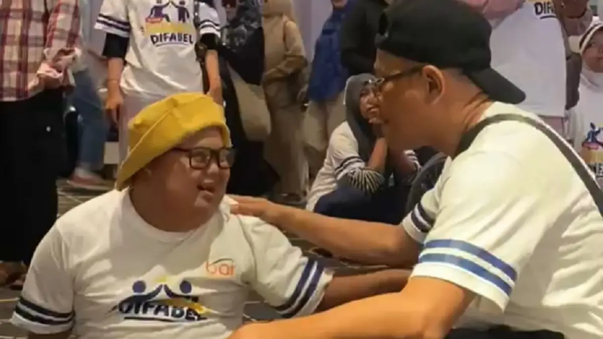 Head of Department Government Relations dan Corcomm PT BAI, Yan Eka Milleza, terlihat akrab bersama salah satu peserta nonton bareng sahabat Difabel.