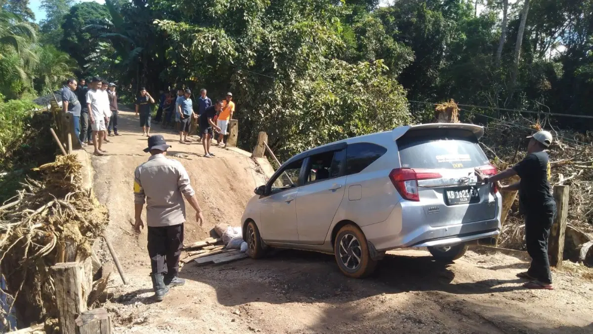 Jembatan Temurak di Dusun Temurak, Desa Meliau Hilir, Kecamatan Meliau, Kabupaten Sanggau, kembali mengalami kerusakan akibat cuaca ekstrem, Rabu (13/5) malam. (HUMAS POLRES)