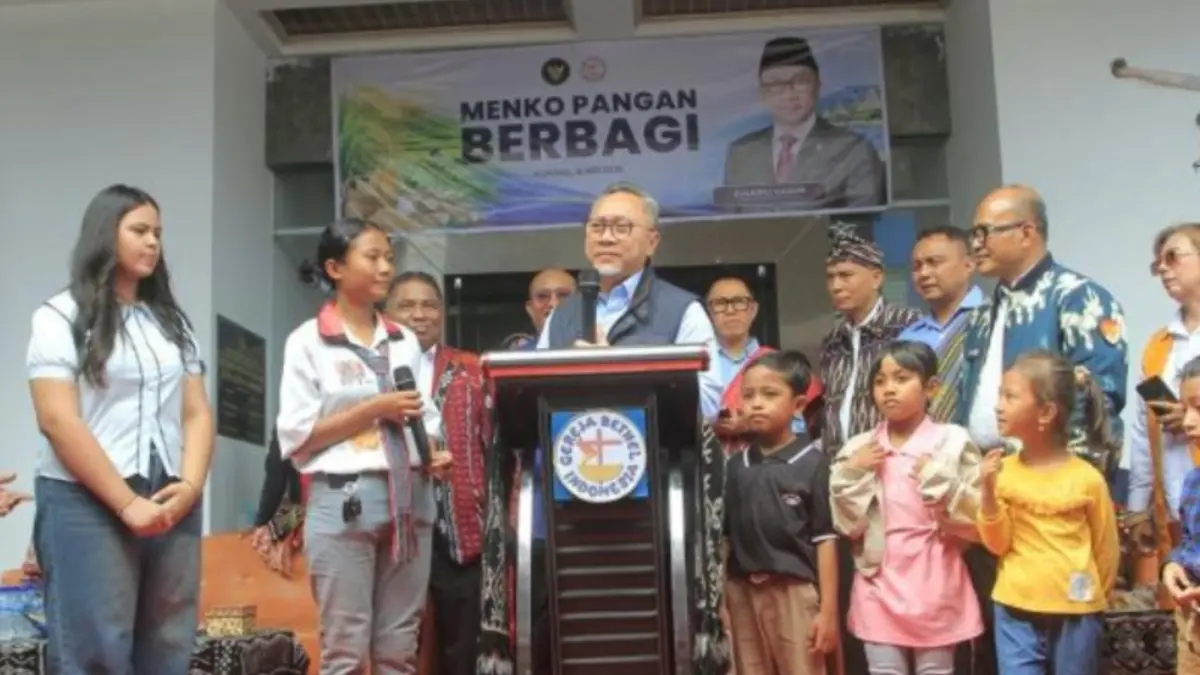 Menteri Koordinator Bidang Pangan Zulkifli Hasan saat berdiskusi dengan anak-anak di Kupang, Jumat (15/5). (ANTARA/Kornelis Kaha)