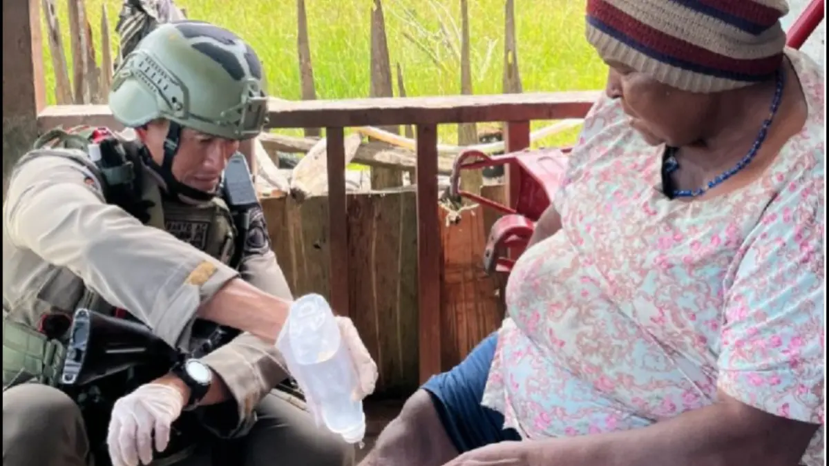  Personel Satgas Operasi Damai Cartenz melakukan pengobatan terhadap warga Kampung Modusit, Distrik Serambakom, Kabupaten Pegunungan Bintang, Papua Pegunungan. (ANTARA/HO-Satgas Damai Cartenz)