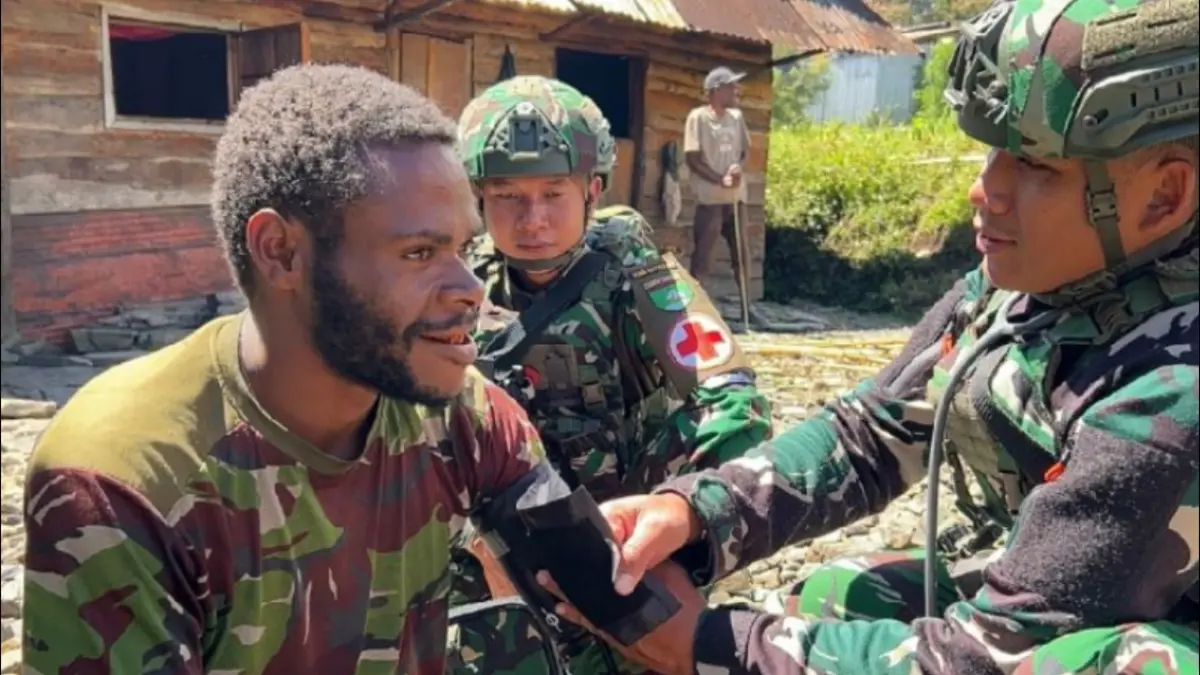 Personel Yonif 136/Tuah Sakti melakukan pemeriksaan kesehatan warga Kampung Wandeng Gobak, Kabupaten Puncak Jaya, Papua Tengah. ( ANTARA/HO-Pendam XVII Cenderawasih)