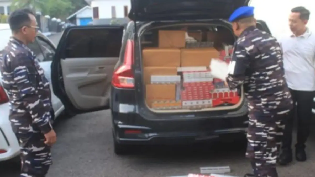Petugas mengamankan kendaraan yang mengangkut rokok ilegal saat melintas di akses Jembatan Suramadu. (ANTARA/HO-Lanal Batuporon)