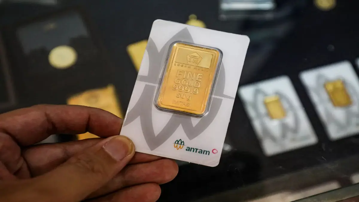 Petugas menunjukkan emas Antam di Butik Emas Logam Mulia PT Aneka Tambang (Antam) di kantor pusat Jalan TB Simatupang, Jakarta. (DOK JAWA POS)