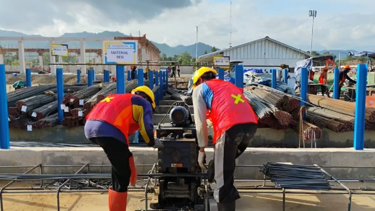 Sejumlah pekerja mengerjakan infrastruktur gedung Sekolah Rakyat di Kabupaten Pacitan, Jawa Timur, Sabtu (16/5). (ANTARA/HO - humas Kemen PU)