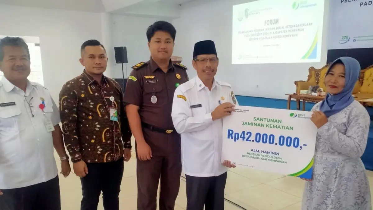 Sekda Ismail menyerahkan jaminan santunan kematian kepada ahli waris.