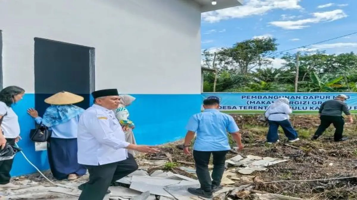 Sekda Kubu Raya Yusran Anizam mendampingi Wakil Kepala BGN, Sony Sonjaya meninjau pembangunan dapur Program MBG di Desa Terentang Hulu, Kecamatan Terentang, Rabu (13/5). (Prokopim Kubu Raya)