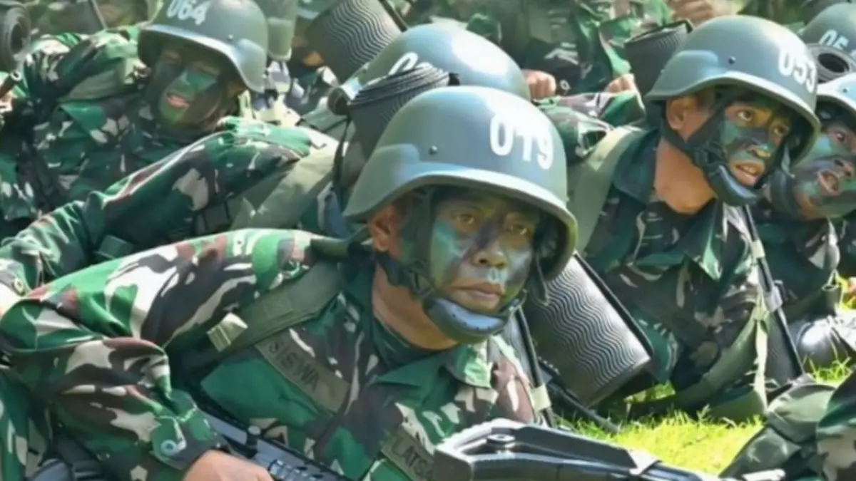 Siswa Komcad dari ASN kementerian menjalankan latihan simulasi tempur di area latihan lapangan tembak Tigin Priyatna Lanud Atang Sendjaja, Bogor, Jawa Barat, Kamis (14/5). (ANTARA/Ho-Pen Wingdik Bogor)