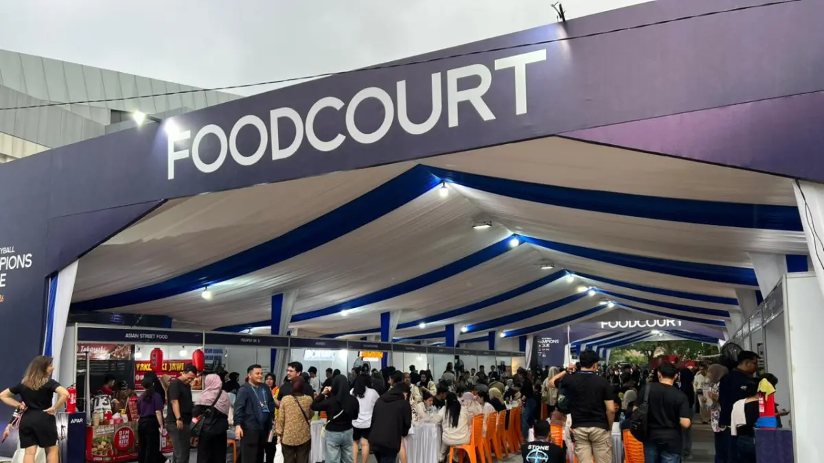Suasana foodcourt di area AVC Men’s Volleyball Champions League 2026 di Kota Pontianak dipadati pengunjung yang menikmati kuliner lokal, Kamis (14/5). (ISTIMEWA)