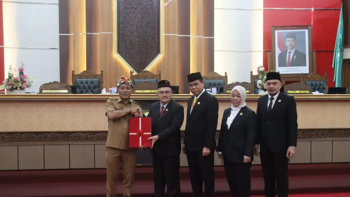 Wakil Gubernur Kalbar Krisantus Kurniawan menerima berkas rekomendasi dari DPRD Kalbar terhadap LKPJ Gubernur Kalbar. (ADPIM PEMPROV KALBAR)