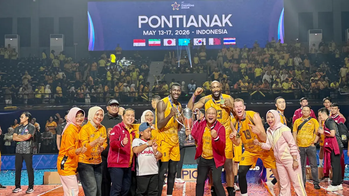 Kapolda Kalbar sekaligus Manajer Bhayangkara Presisi, Pipit Rismanto bersama Gubernur Kalbar Ria Norsan merayakan keberhasilan Bhayangkara Presisi dengan para pemain usai menjuarai AVC Champions League 2026 di GOR Terpadu Achmad Yani, Pontianak, Minggu (17/5). Kemenangan atas wakil Iran itu membawa Indonesia untuk pertama kalinya lolos ke FIVB Club World Championship. (MEIDY KHADAFI/PONTIANAK POST)
