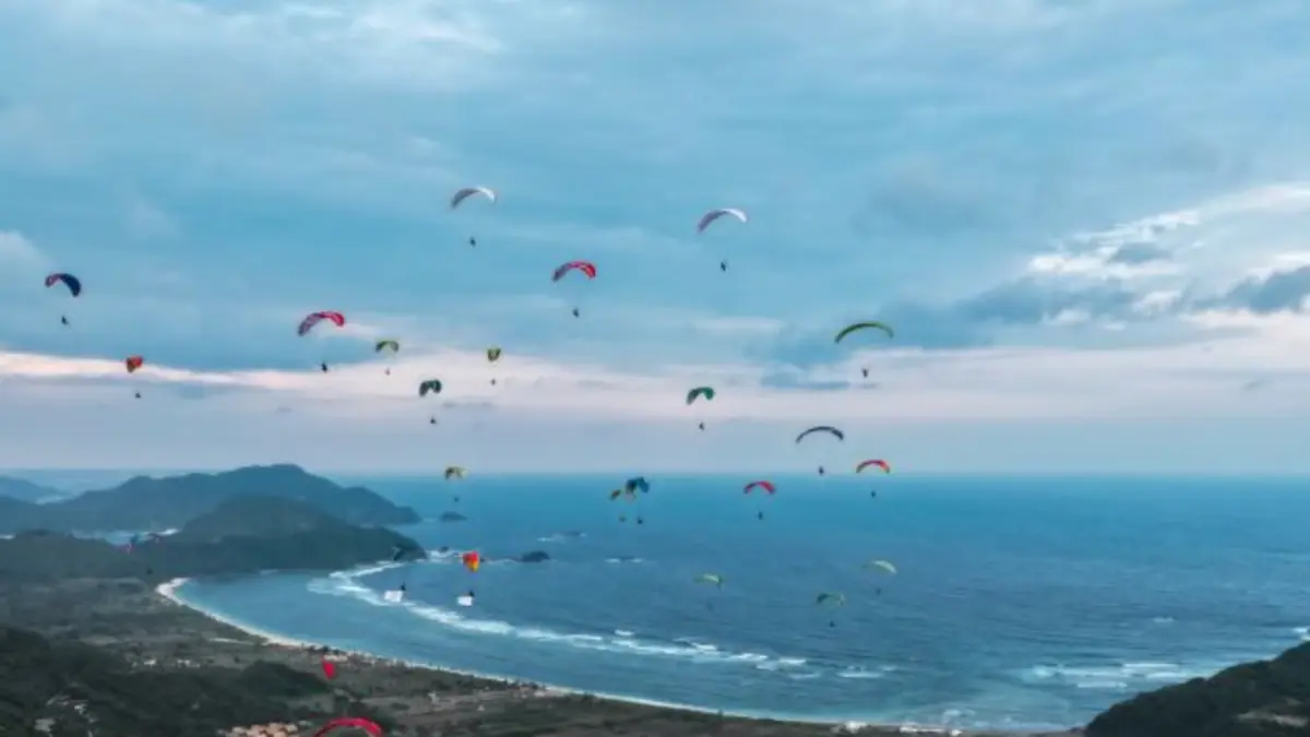 Ilustrasi - Sejumlah atlet paragliding terbang mengarungi angkasa di Lombok Tengah, Nusa Tenggara Barat, Kamis (22/5). (ANTARA/HO-Diskominfotik NTB)