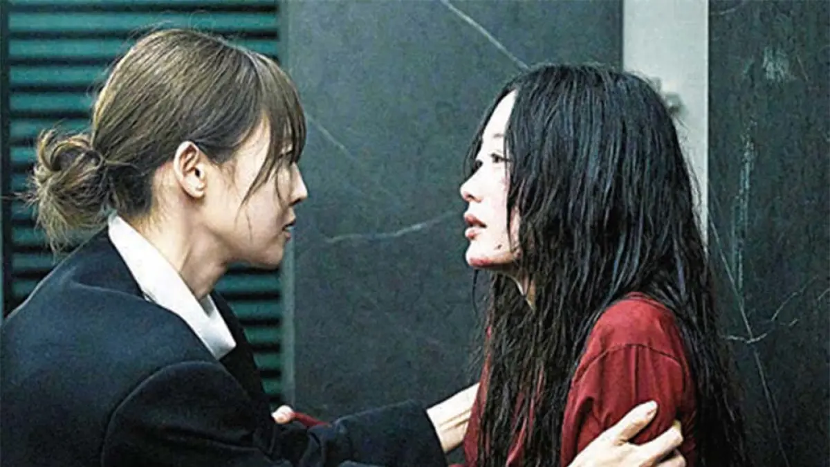 Jo Hui-su (kanan, Lee Yoo-mi) mendapat pertolongan dari sahabatnya, Jo Eun-su (Jeon So-nee), agar bisa selamat dari kekerasan dalam rumah tangga. (NETFLIK)