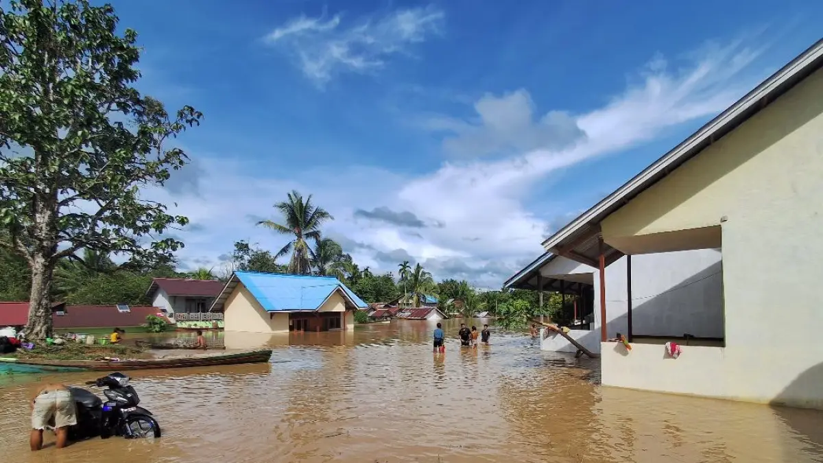 Kondisi banjir yang merendam permukiman warga di Kabupaten Sintang, Kalimantan Barat, setelah hujan deras menyebabkan luapan sungai dan menggenangi sedikitnya 35 desa di tiga kecamatan. (RISKA/PONTIANAK POST)