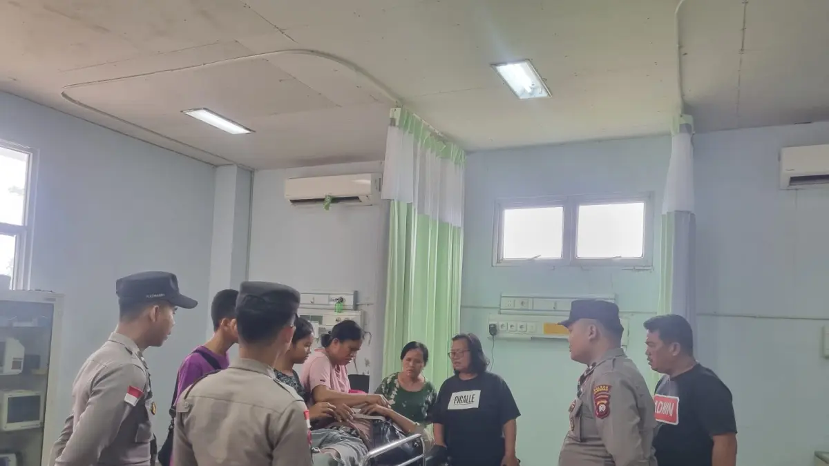 Kondisi kecelakaan dua sepeda motor di Jalan Lintas Malindo, Kecamatan Sekayam, Kabupaten Sanggau, yang menyebabkan dua orang mengalami luka-luka dan harus mendapatkan perawatan medis di Puskesmas Balai Karangan.