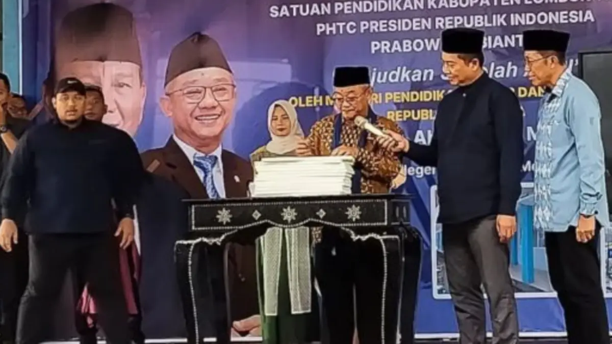 Menteri Pendidikan Dasar dan Menengah Prof Abdul Muti (Tengah) didampingi Gubernur NTB Lalu Muhammad Iqbal saat acara peresmian revitalisasi sekolah di Lombok Timur, Minggu (17/5). (ANTARA/Akhyar Rosidi).