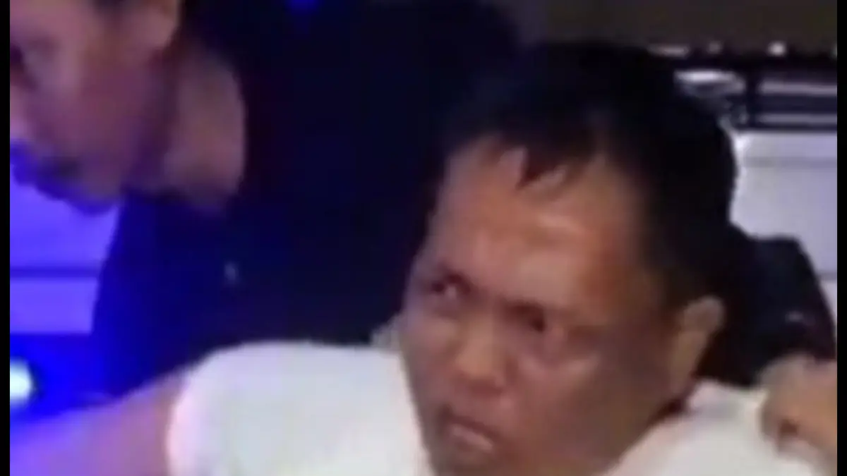 Pelaku penyekapan disertai pemerkosaan korban wanita asal Kaltara inisial FR (tengah) meringis kesakitan usai kakinya ditembak saat hendak kabur sesaat tiba di RS Bayangkara Makassar, Sulawesi Selatan. (ANTARA/Darwin Fatir)