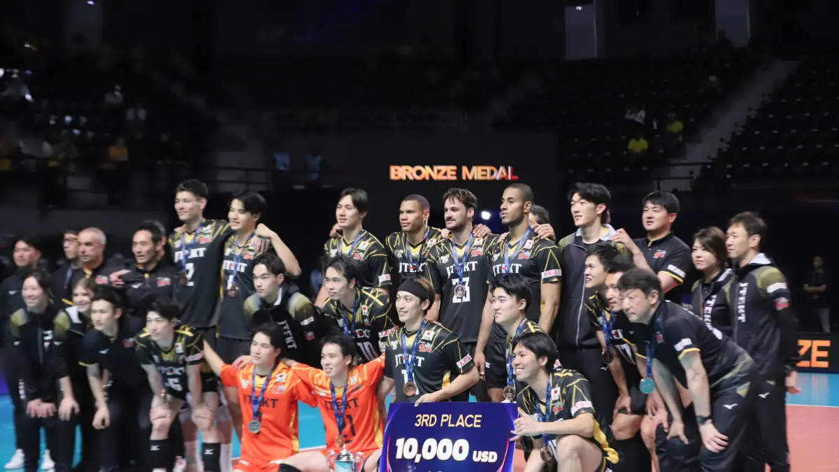 Pemain JTEKT Stings Aichi melakukan selebrasi usai memastikan kemenangan 3-0 atas Hyundai Capital Skywalkers di Pontianak. (AVC)