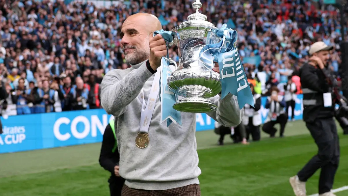 Pep Guardiola merayakan gelar FA Cup ketiganya bersama Manchester City usai mengalahkan Chelsea di Wembley. (Dok. Sky Sports)