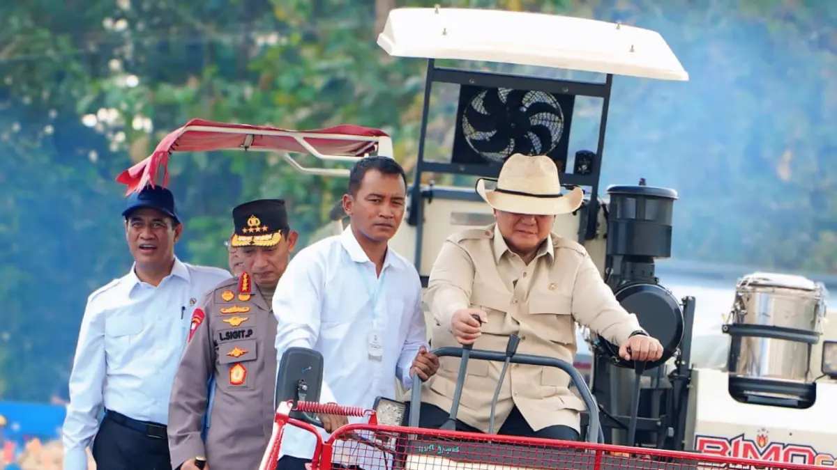 Presiden Prabowo Subianto saat meresmikan Operasionalisasi 1.061 Koperasi Desa/Kelurahan Merah Putih di Kabupaten Nganjuk, Jawa Timur, sekaligus mengumumkan capaian swasembada pangan nasional yang tercapai lebih cepat dari target awal pemerintah.