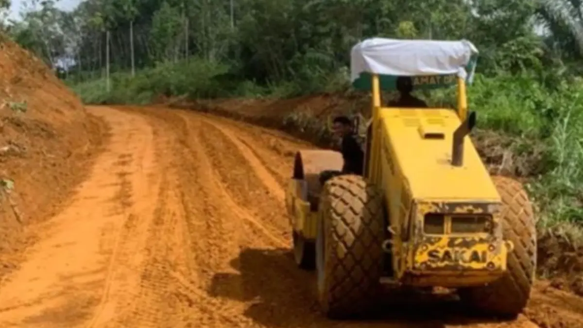 Proses pengerjaan jalan penghubung Desa Semayang menuju Desa Persiapan Tanak di Kecamatan Kembayan, Kabupaten Sanggau, yang kini telah mencapai progres 80 persen. (ANTARA/HO : Pendam XII/Tpr)

