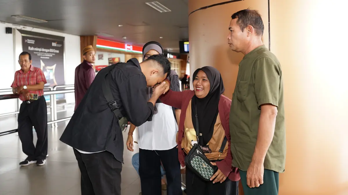 Suasana haru di Bandara Supadio Pontianak saat 89 pemuda Kalimantan Barat dilepas menuju Tiongkok untuk mengikuti pelatihan industri aluminium dalam program pengembangan SDM Kawasan Industri Pulau Penebang.