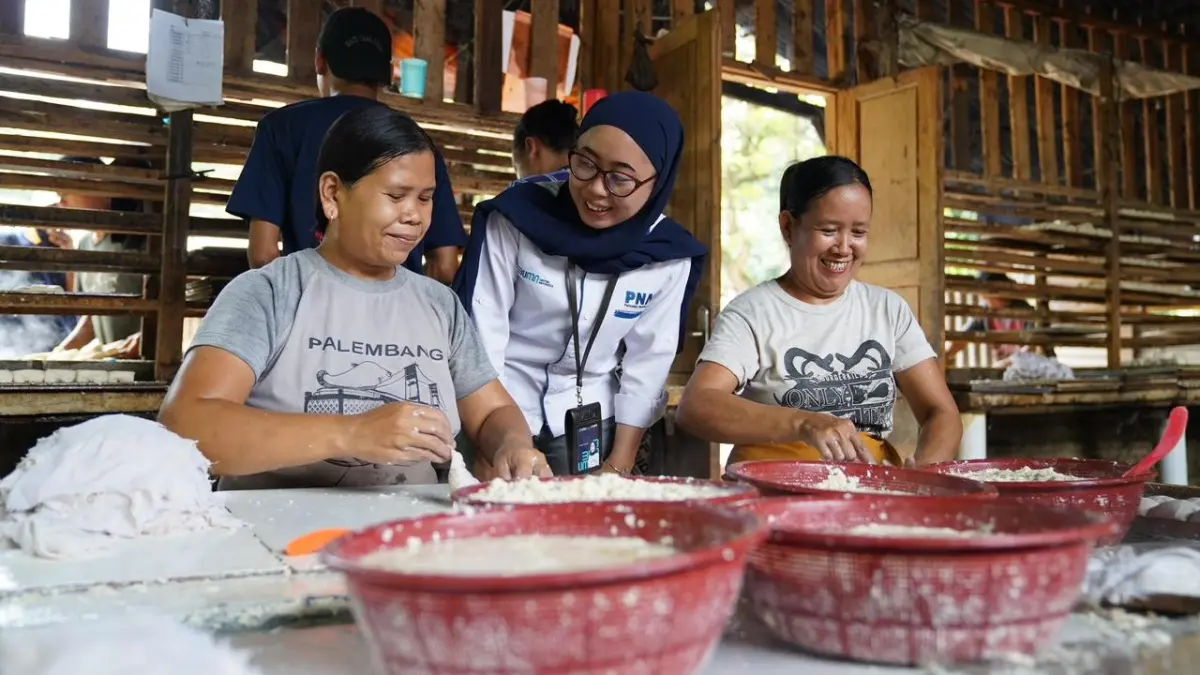Account Officer PNM mendampingi ibu-ibu prasejahtera yang berjuang menghidupi keluarga melalui usaha kecil. (ISTIMEWA)