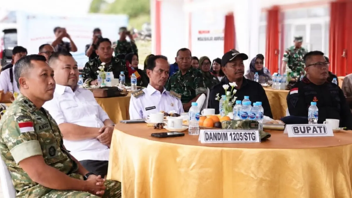 Bupati Sintang, Gregorius Herkulanus Bala, menyaksikan peluncuran operasional KDKMP di Desa Balai Agung, Kecamatan Sungai Tebelian, Sabtu (16/5). (ISTIMEWA)
