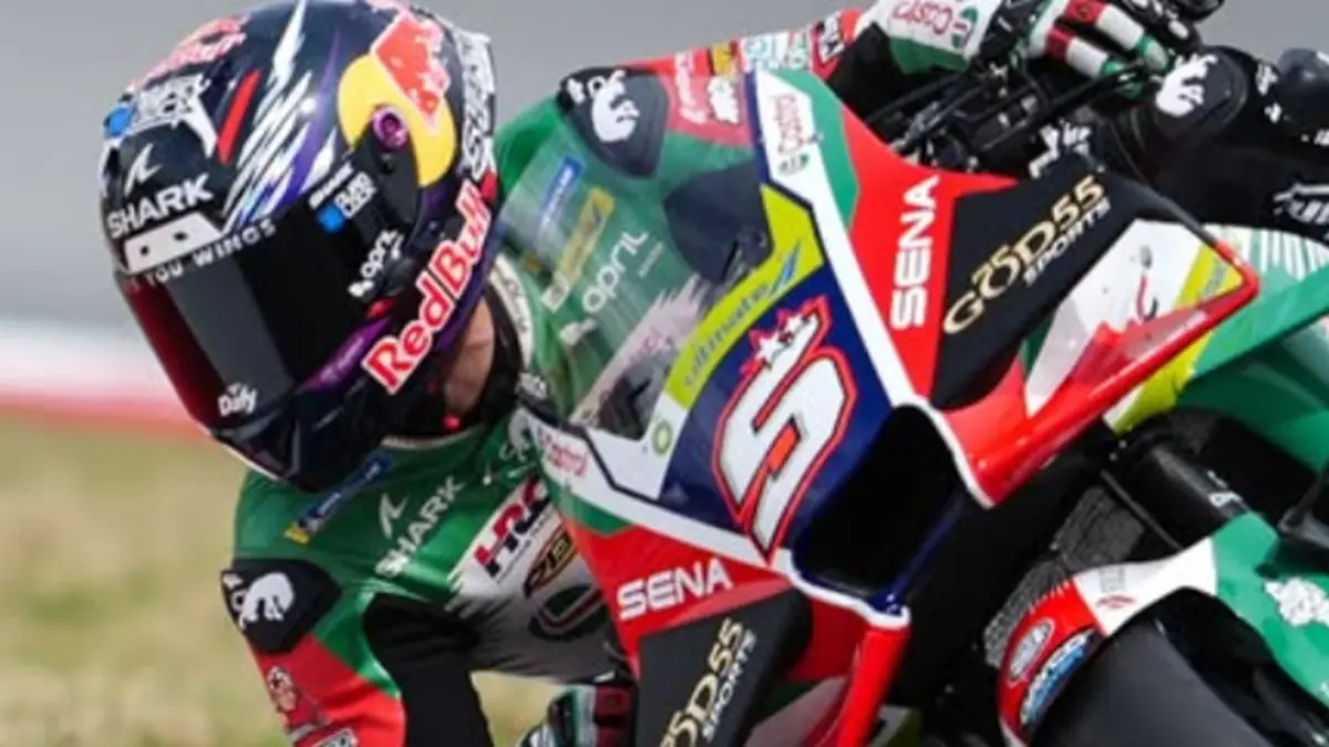 Johann Zarco mendapat perawatan medis usai kecelakaan horor di MotoGP Catalunya 2026. (INSTAGRAM/@johannzarco)