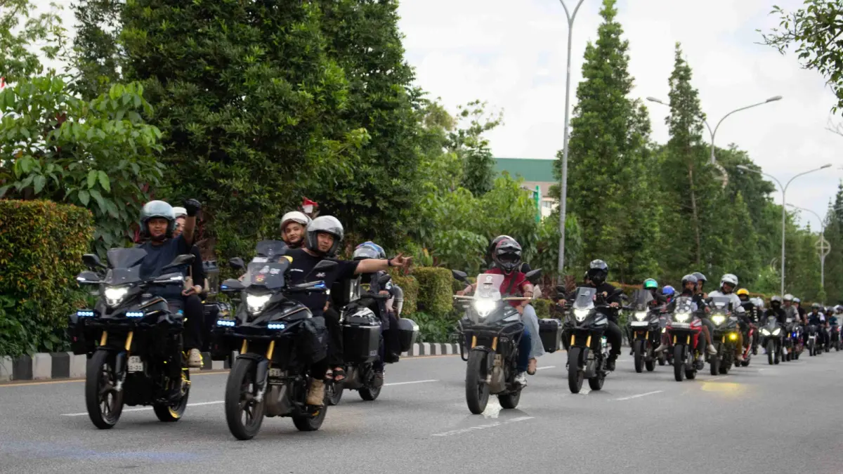Komunitas Honda Kalbar mengikuti rolling city dalam agenda “Silaturahmi Tanpa Batas: Skena Modifikasi” yang digelar Astra Motor Kalimantan Barat di Kota Pontianak.