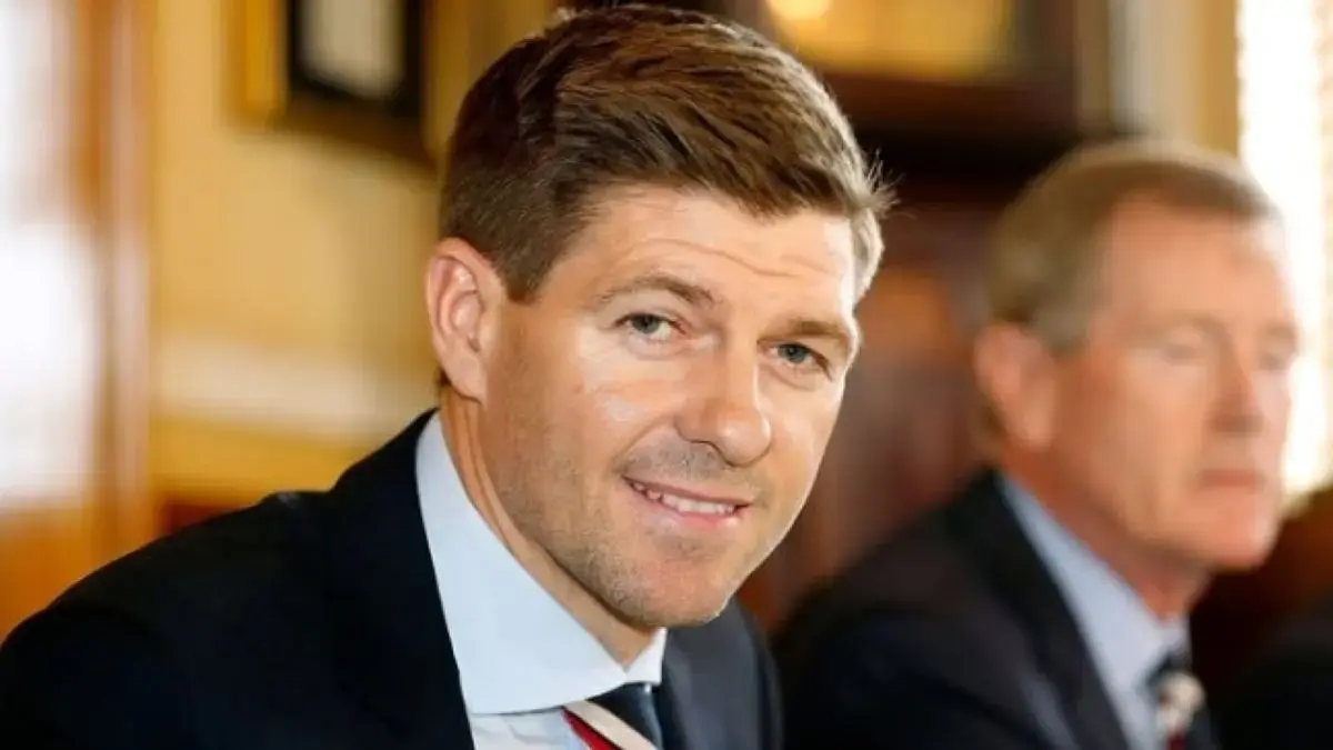 Legenda Liverpool Steven Gerrard dikabarkan kecewa Xabi Alonso gabung Chelsea. (ig @footiebuzz)