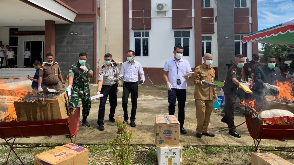 Pemusnahan barang bukti yang sudah berkekuatan hukum tetap digelar oleh Kejari Kapuas Hulu. (ISTIMEWA)