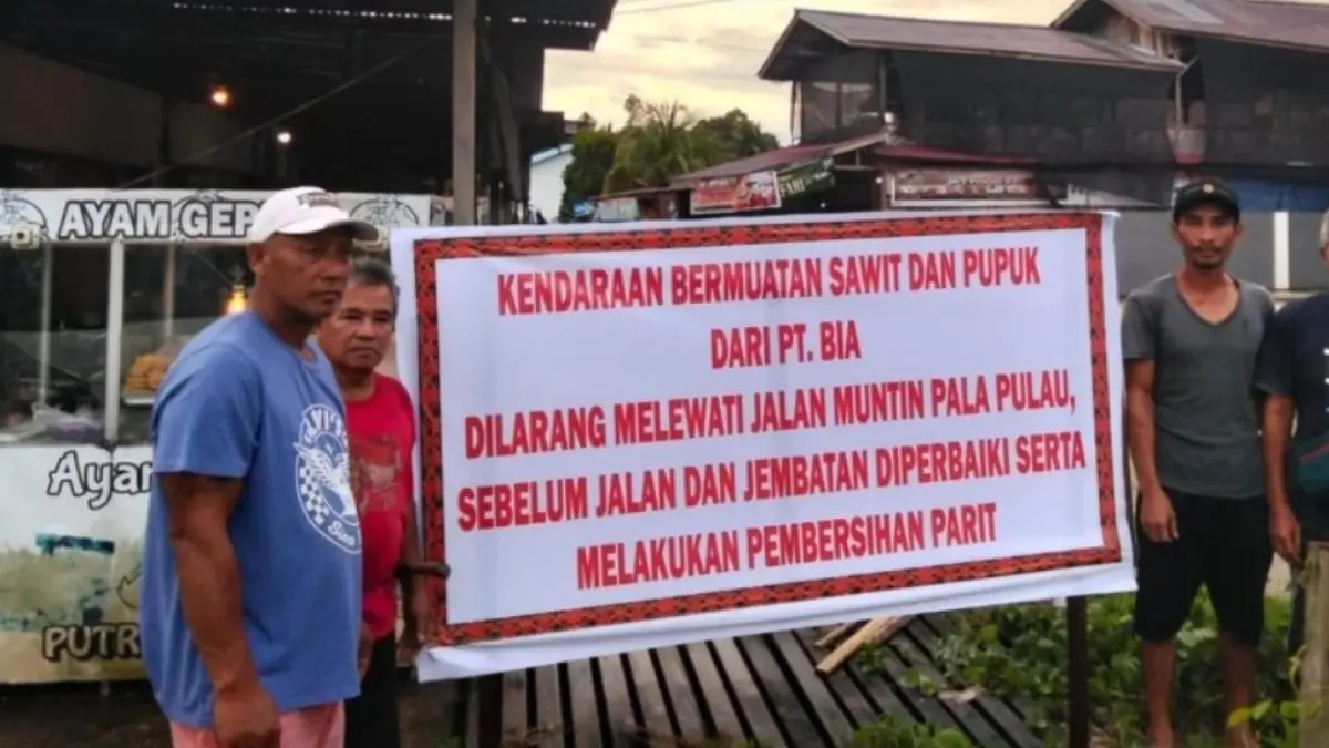 Penutupan akses jalan PT BIA yang dilakukan masyarakat Desa Pala Pulau Kecamatan Putussibau Utara. (ISTIMEWA)