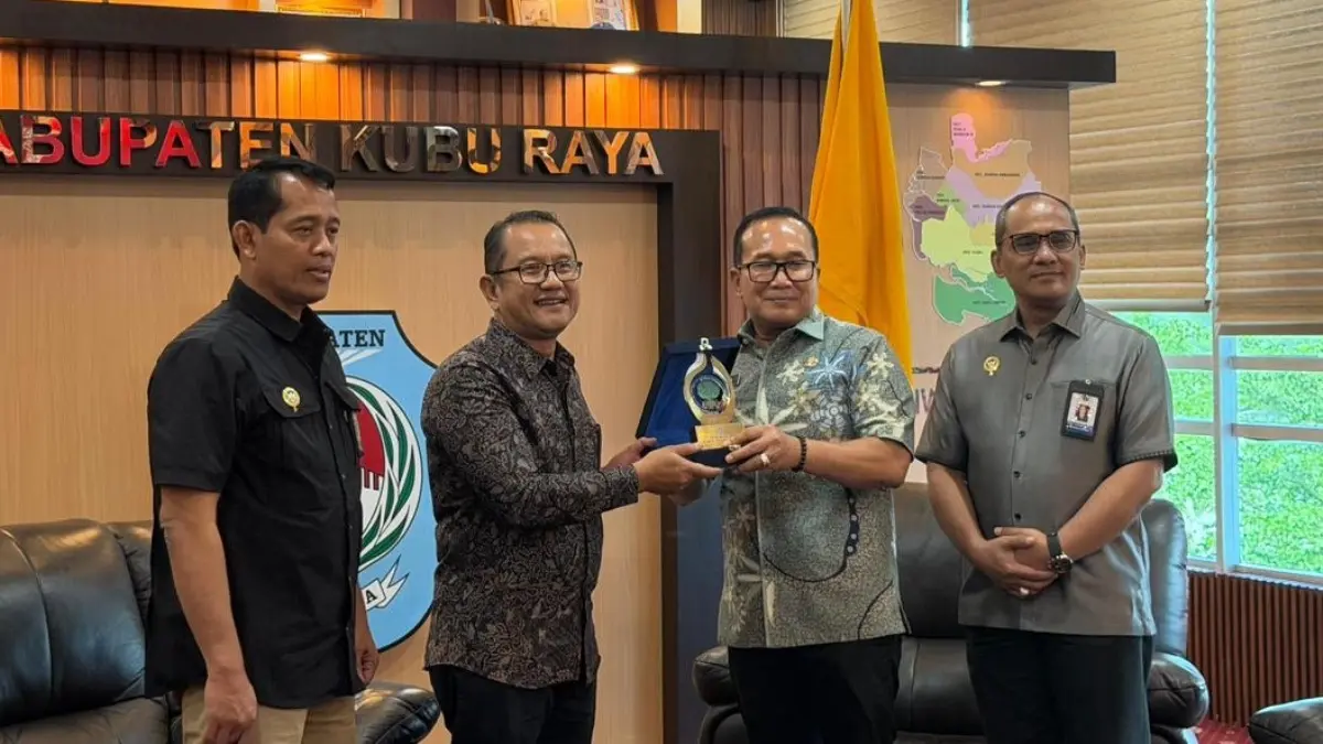 Penyerahan plakat antara General Manager PLN UIP KLB, Susilo dan Bupati Kubu Raya Sujiwo. (ISTIMEWA)