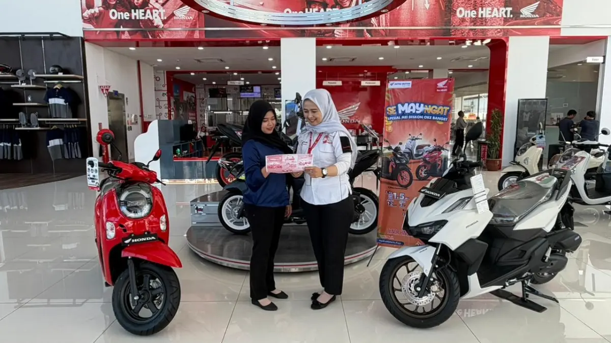 Petugas Astra Motor Kalbar menjelaskan program promo “SeMayNgat” kepada konsumen di showroom Honda Pontianak, dengan penawaran DP ringan dan cicilan terjangkau sepanjang Mei 2026.