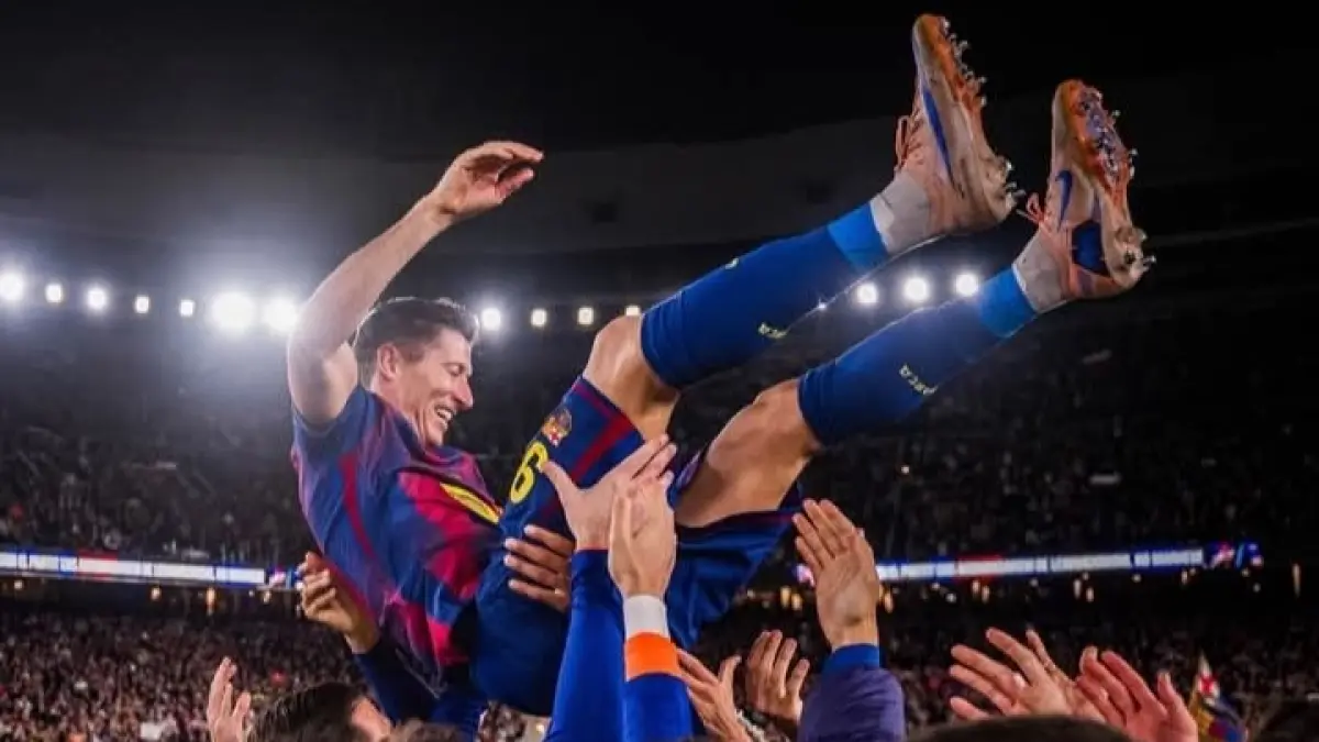Robert Lewandowski berpamitan kepada suporter Barcelona usai laga terakhir kandang musim ini di Spotify Camp Nou. (FB.Barcelona)