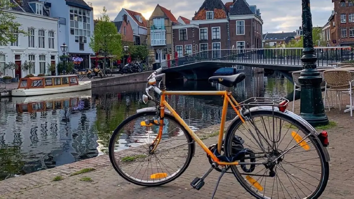 Salah satu sudut Leiden Centrum , di depan gedung Waaggebouw di Aalmarkt. Di sini bertemu tiga kanal, yaitu Oude Rijn, de Mare, dan Nieuwe Rijn.