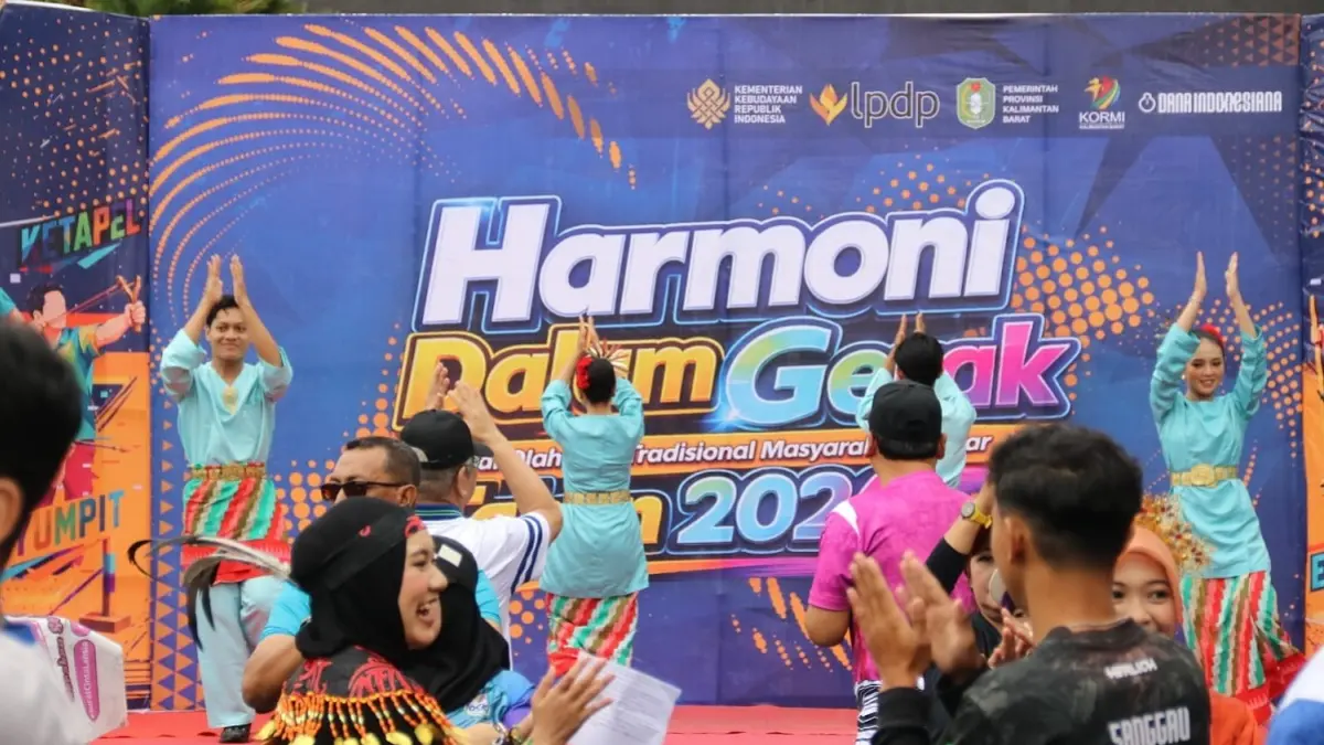 Suasana kegiatan “Harmoni Dalam Gerak”, Festival Permainan Rakyat Kalimantan Barat yang dibuka oleh Sekretaris Daerah Provinsi Kalbar, Harisson, di Halaman Museum Provinsi Kalimantan Barat, Minggu (17/5). (Adpim Pemprov Kalbar)