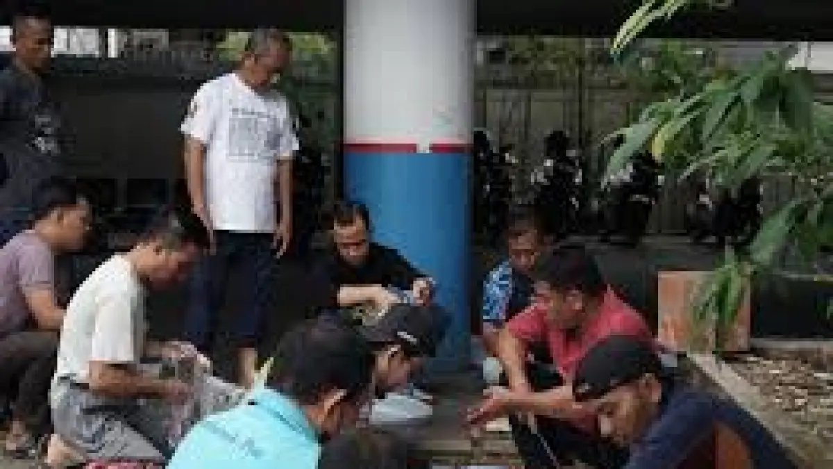 Tim qurban  sedang memotong hewan qurban usai disembelih (DOK PONTIANAK POST)   