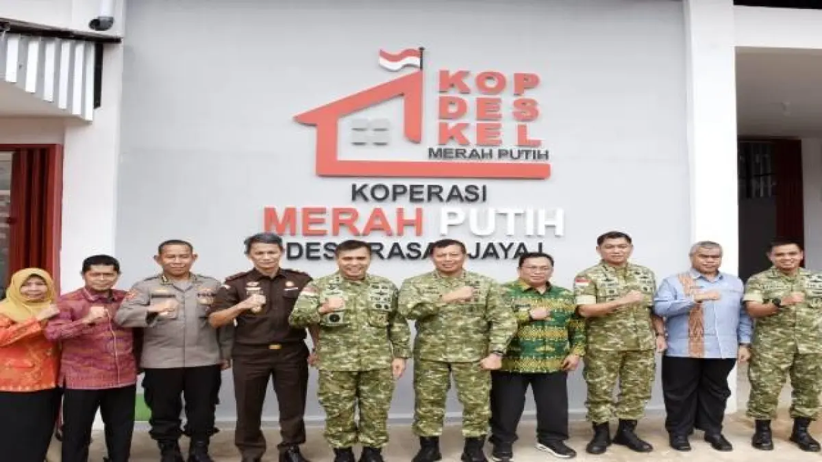 Wakil Bupati Kubu Raya, Sukiryanto bersama sejumlah pihak terkait usai mengikuti peresmian Koperasi Desa/Kelurahan Merah Putih (KDKMP) secara nasional yang dipimpin Presiden Prabowo Subianto secara daring dari Kabupaten Nganjuk, Jawa Timur, Sabtu (16/5). (Prokopim Kubu Raya)