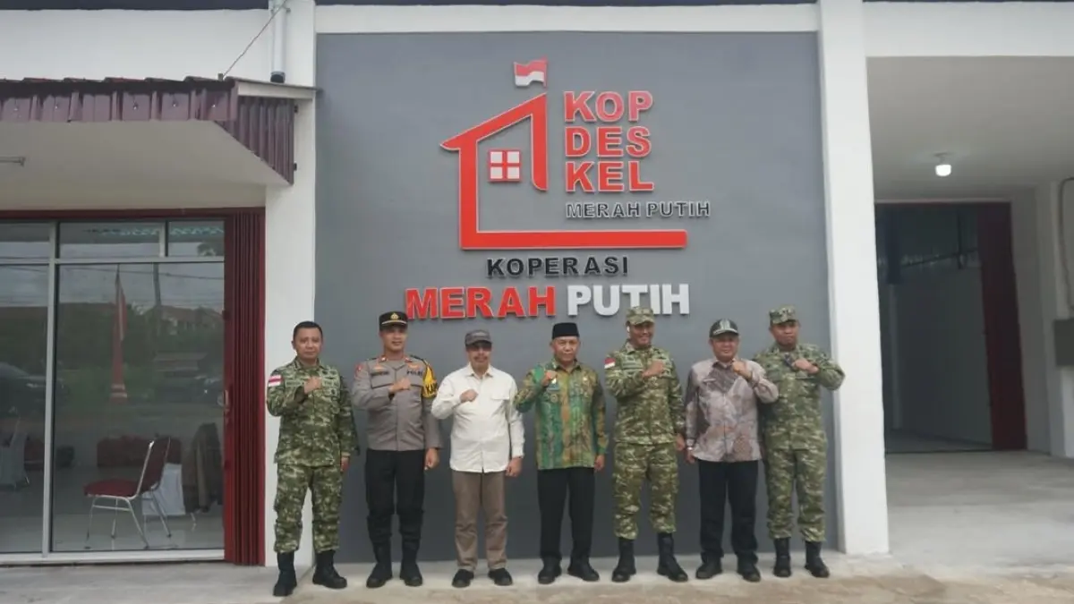 Wabup Juli Suryadi bersama jajaran pejabat daerah foto di depan bangunan Koperasi Merah Putih Kelurahan Terusan. (ISTIMEWA)