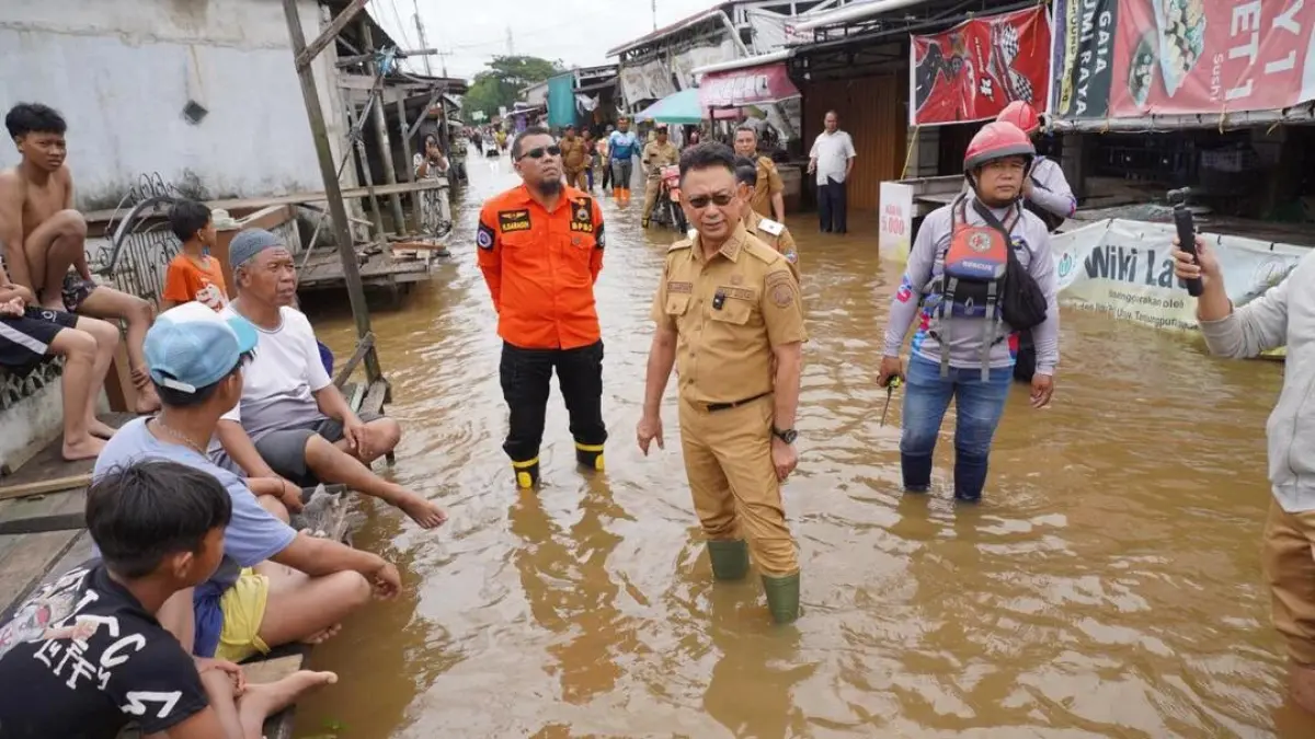 Wali Kota Pontianak saat meninjau pemukiman di kawasan Pontianak Barat yang terkena banjir rob, awal Desember tahun lalu. (DOK.PEMKOT PONTIANAK)