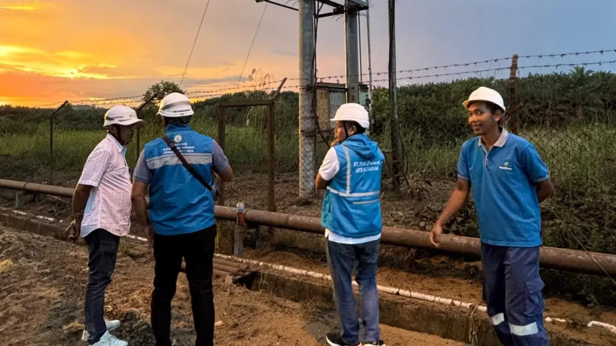 Petugas PLN UP3 Ketapang bersama PLN Nusa Daya melakukan pengecekan infrastruktur kelistrikan di PT Mentari Prima, guna memastikan keandalan pasokan listrik dan kesiapan sistem kelistrikan dalam mendukung aktivitas usaha pelanggan di Kabupaten Ketapang.