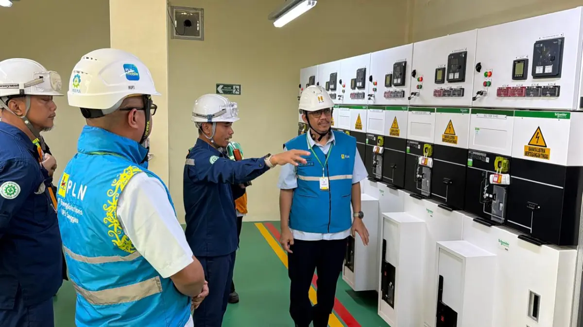 Senior Manager Niaga dan Manajemen Pelanggan PLN UID Kalimantan Barat, Albert Safaria (Pertama dari Kanan) bersama Direktur Utama PT Indonesia Chemical Alumina, Arief Abidin (Kedua dari Kanan) dan Manager PLN UP3 Sanggau, Hendy Gita Wedhatama (ketiga dari kanan) melakukan pengecekan kubikel pada fasilitas kelistrikan PT ICA, memastikan keandalan sistem kelistrikan dalam mendukung operasional industri pengolahan alumina di Kalimantan Barat.