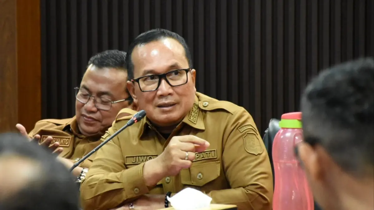 Bupati Kubu Raya, Sujiwo memimpin rapat koordinasi penanganan kelangkaan BBM bersubsidi jenis solar di Ruang Rapat Bupati Kubu Raya, Senin (18/5). (ISTIMEWA)